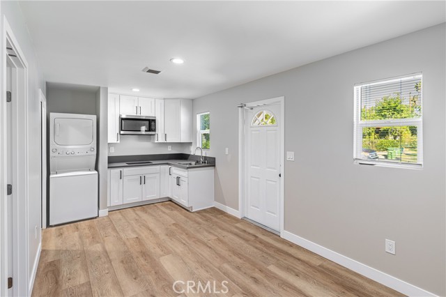 Detail Gallery Image 4 of 15 For 16440 Donmetz St, Granada Hills,  CA 91344 - 1 Beds | 1 Baths