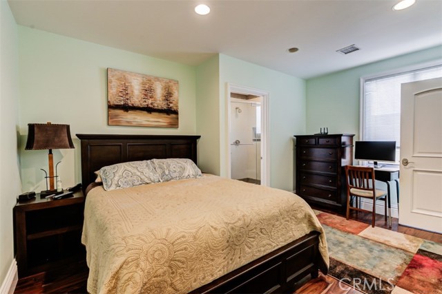 Detail Gallery Image 6 of 9 For 2504 23rd St, Santa Monica,  CA 90405 - 2 Beds | 2 Baths