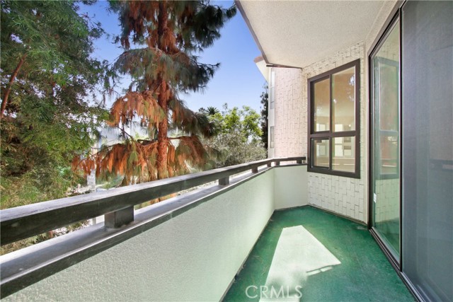 Detail Gallery Image 22 of 32 For 1277 S Beverly Glen Bld #303,  Los Angeles,  CA 90024 - 2 Beds | 2/1 Baths