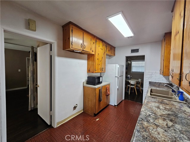 5573 Bonnie Brae Street, Montclair CA: https://media.crmls.org/medias/7a4b913e-f2db-43df-9eee-513a886d7558.jpg