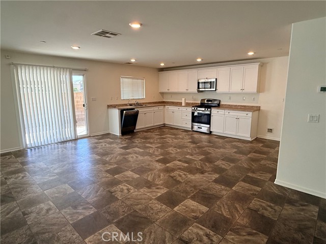 Detail Gallery Image 6 of 29 For 16931 Montgomery, Fontana,  CA 92336 - 3 Beds | 2/1 Baths