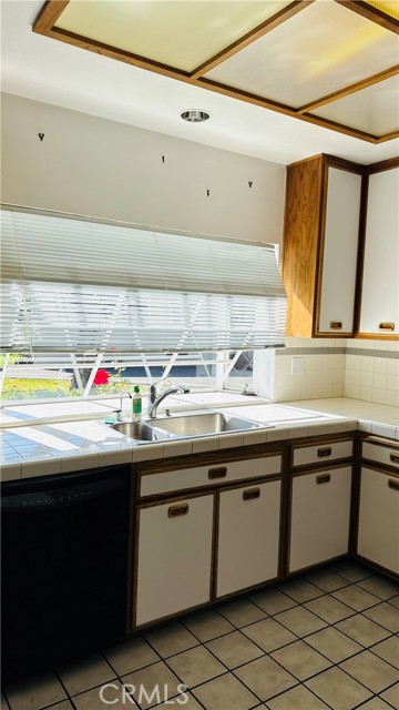 Detail Gallery Image 6 of 6 For 18237 Clark St, Tarzana,  CA 91356 - 3 Beds | 2/1 Baths