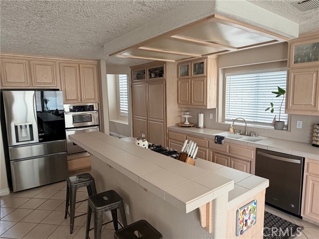 Detail Gallery Image 5 of 29 For 18285 Harbor Dr, Victorville,  CA 92395 - 5 Beds | 3 Baths