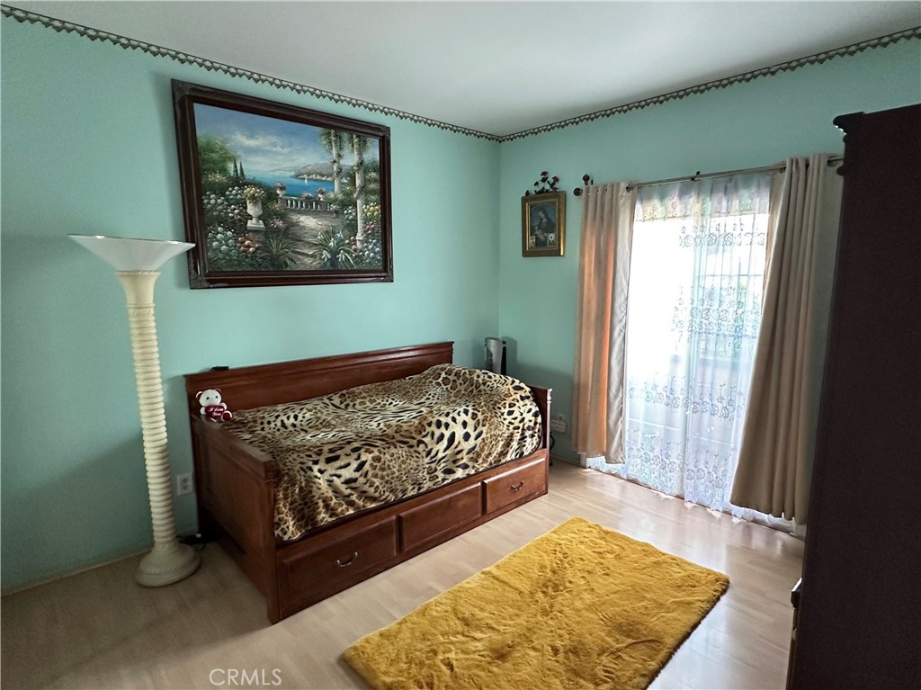 https://media.crmls.org/medias/7a54965d-48ca-4c7d-bd3b-554b5377771f.jpg?preset=X-Large