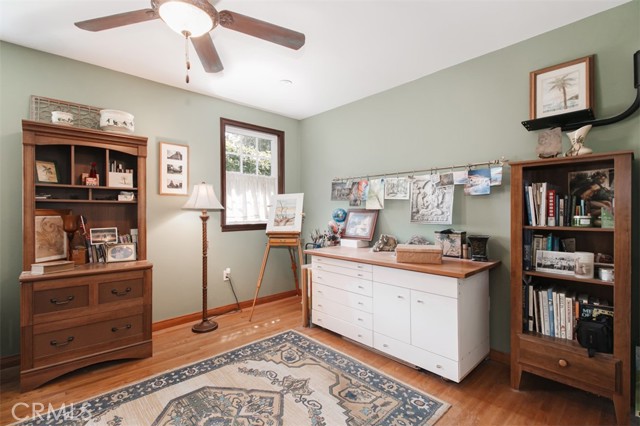 22046 Buena Ventura Street, Woodland Hills CA: https://media.crmls.org/medias/7a58a9f6-9fa6-4d62-a388-11be49446bb0.jpg