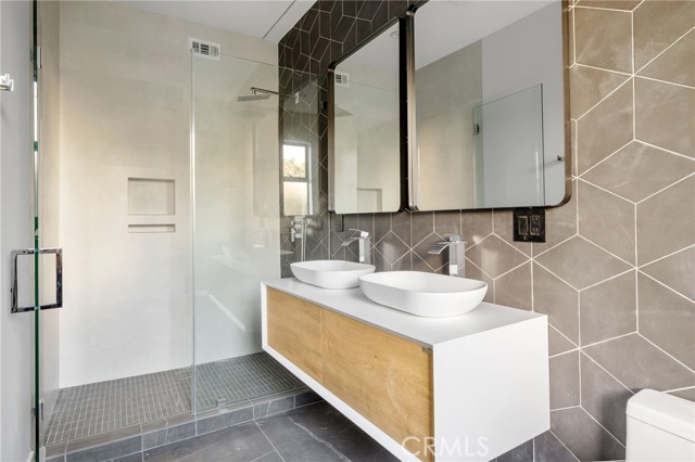 Detail Gallery Image 15 of 18 For 528 N Flores St #103,  West Hollywood,  CA 90048 - 2 Beds | 2/1 Baths