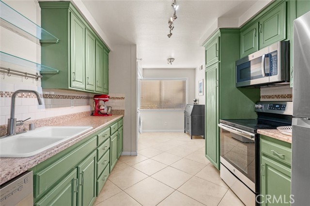 Detail Gallery Image 6 of 46 For 42849 15th St #5,  Lancaster,  CA 93534 - 2 Beds | 2/1 Baths