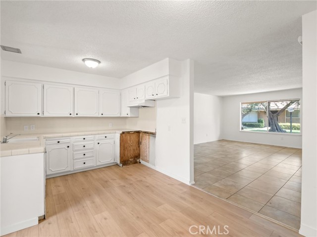 Detail Gallery Image 11 of 22 For 3725 N Fruit Ave #B,  Fresno,  CA 93705 - 2 Beds | 1 Baths