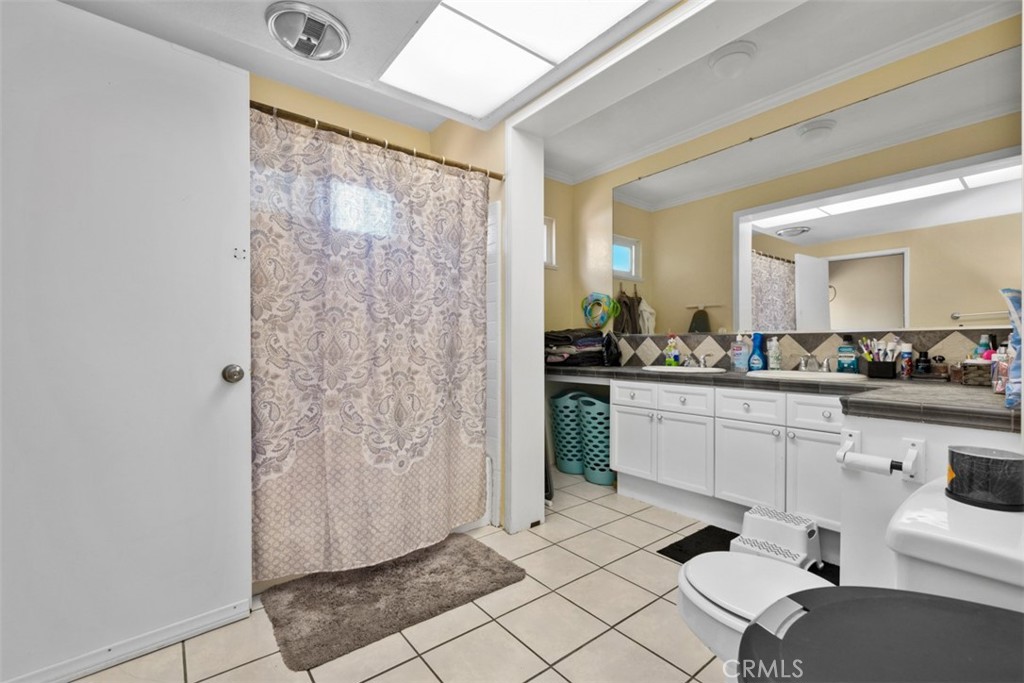 1523 W 12th Street