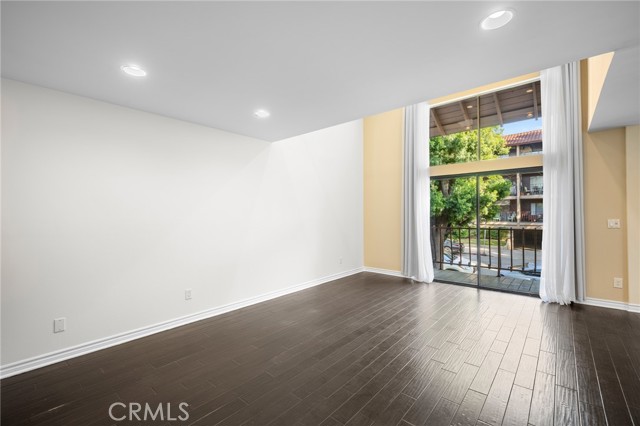 Detail Gallery Image 5 of 34 For 323 N Jackson #119,  Glendale,  CA 91206 - 2 Beds | 2/1 Baths