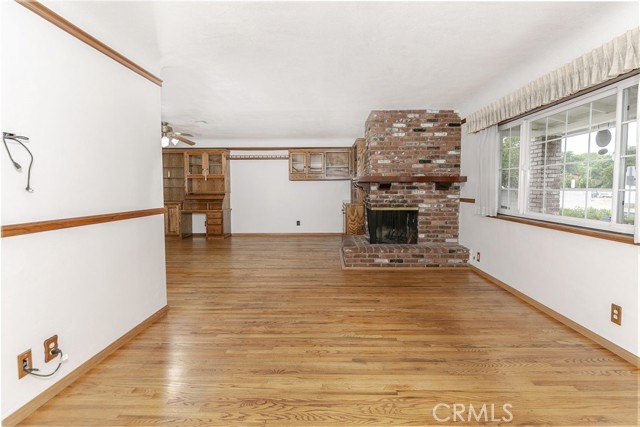 835 N Lincoln Street, Burbank CA: https://media.crmls.org/medias/7a6ceed9-d524-4d97-af61-477a1e73919f.jpg