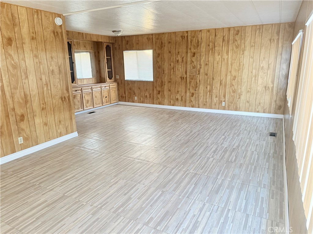 https://media.crmls.org/medias/7a73bfc1-b007-435f-87c9-90d907505ed5.jpg?preset=X-Large