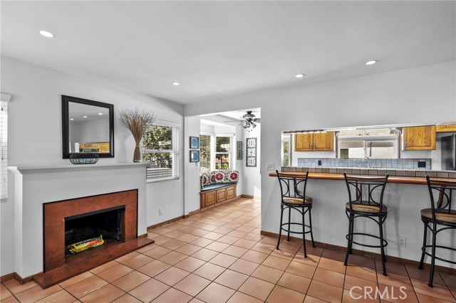 Detail Gallery Image 4 of 34 For 810 N Maria Ave, Redondo Beach,  CA 90277 - 3 Beds | 2/1 Baths