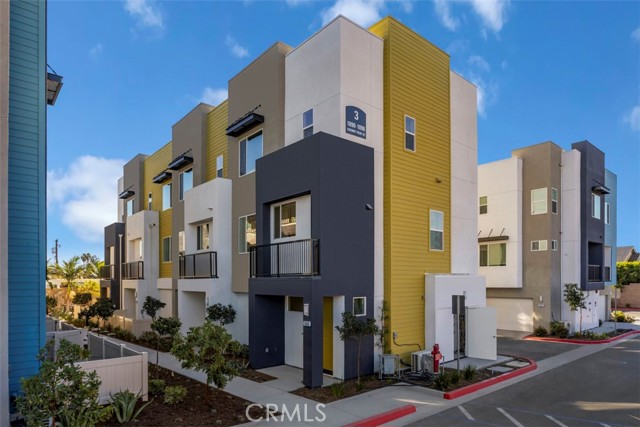 Detail Gallery Image 2 of 3 For 1097 N Harbor Bld, Anaheim,  CA 92801 - 3 Beds | 3 Baths