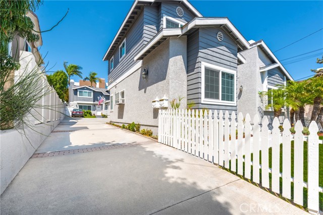 Detail Gallery Image 45 of 75 For 2205 Clark Ln a,  Redondo Beach,  CA 90278 - 3 Beds | 2/1 Baths