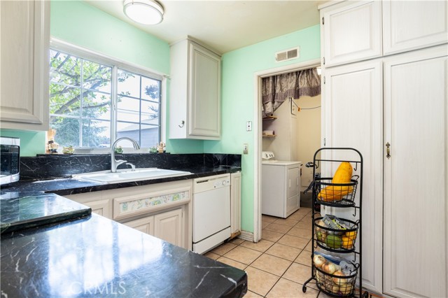 6402 Graves Avenue, Van Nuys CA: https://media.crmls.org/medias/7a7cede3-0ce0-4572-947a-5b982808af5e.jpg