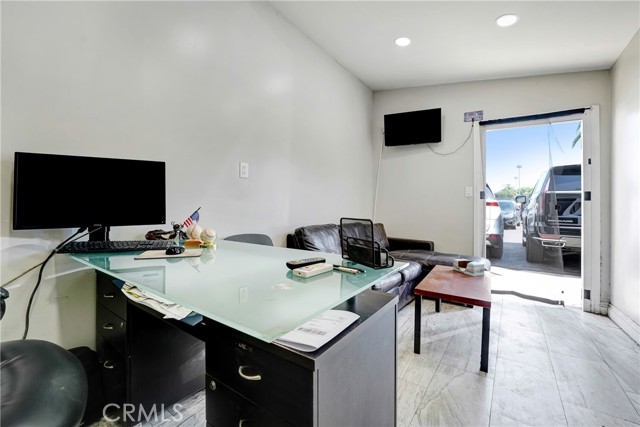 7039 Topanga Canyon Boulevard, Canoga Park CA: https://media.crmls.org/medias/7a7d4edc-a094-48a8-9eba-66baf5c0edf7.jpg
