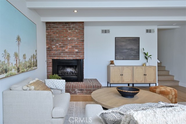 3753 Berry Drive, Studio City CA: https://media.crmls.org/medias/7a81a1bf-4d8f-47e5-9dd8-23bb53dd872d.jpg