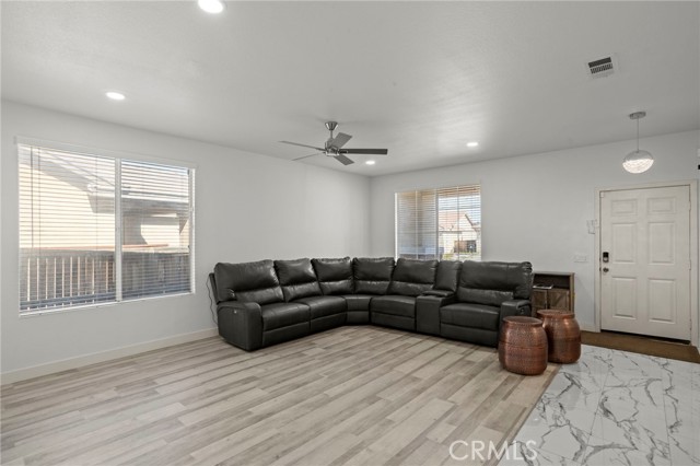 Detail Gallery Image 3 of 23 For 13576 Fern Pine, Victorville,  CA 92392 - 5 Beds | 2/1 Baths