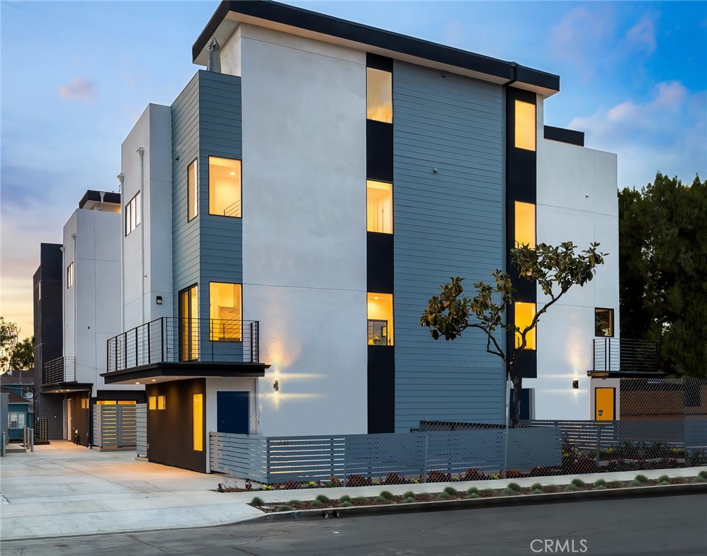 1/2 N Burlington Avenue