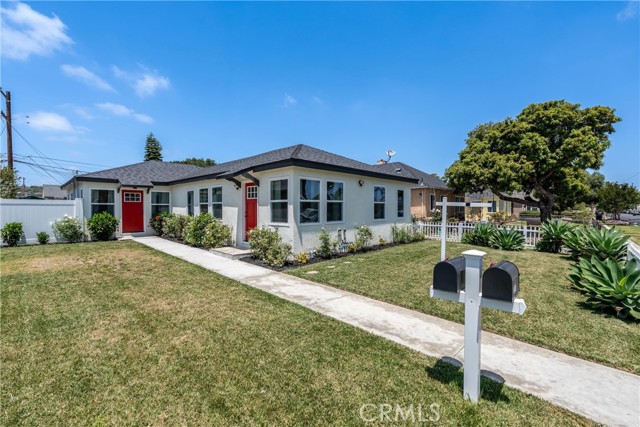 Detail Gallery Image 1 of 21 For 2241 Grand Ave, Long Beach,  CA 90815 - 4 Beds | 2 Baths