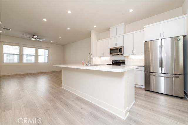 Detail Gallery Image 13 of 28 For 921 E Mason Ln #28,  Anaheim,  CA 92805 - 3 Beds | 3 Baths
