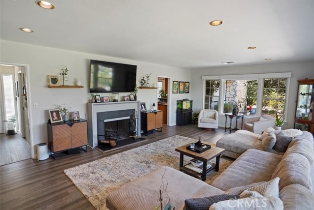 Detail Gallery Image 5 of 33 For 10557 Mahoney Dr, Shadow Hills,  CA 91040 - 3 Beds | 2 Baths