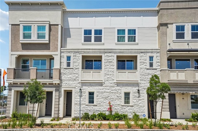 Detail Gallery Image 1 of 21 For 107 N First Ave, Upland,  CA 91786 - 3 Beds | 3 Baths