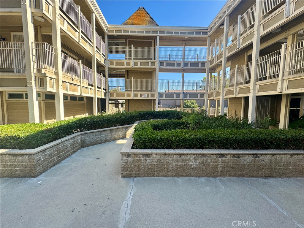 https://media.crmls.org/medias/7a8b1e23-c047-49bf-bb8b-ac5bda7f7724.jpg?preset=X-Large