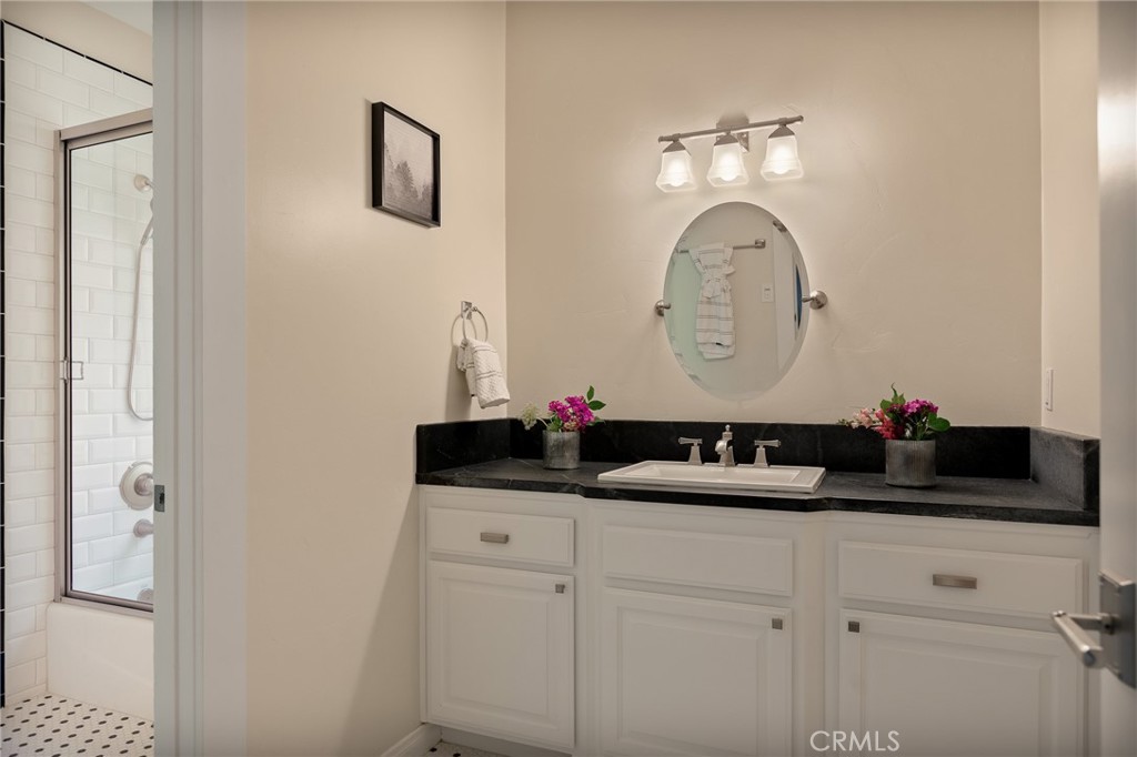 https://media.crmls.org/medias/7a8b272f-b9aa-4d3d-8208-c94401f84d03.jpg?preset=X-Large