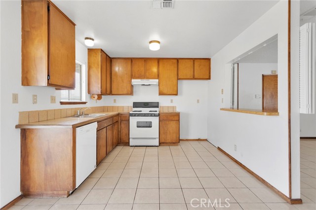 Detail Gallery Image 8 of 34 For 16463 Solvang Ave, Victorville,  CA 92394 - 3 Beds | 2 Baths