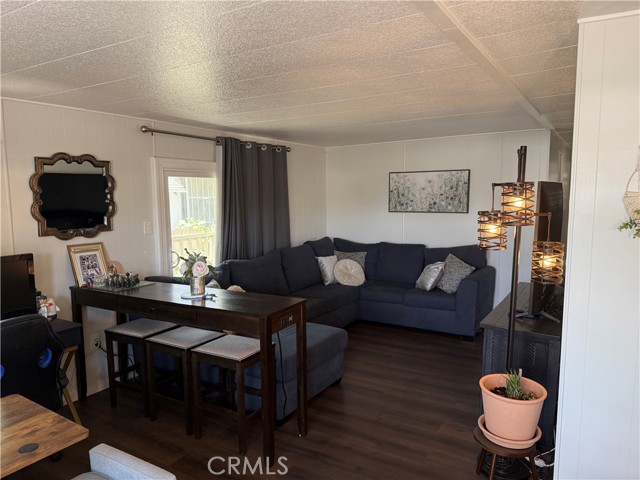 5803 Mission Blvd Boulevard, Jurupa Valley CA: https://media.crmls.org/medias/7a8d37ad-e380-405f-a8c2-cd1ce1f541a7.jpg