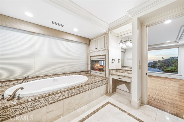 Detail Gallery Image 31 of 73 For 21 Bay, Laguna Beach,  CA 92651 - 6 Beds | 6/1 Baths