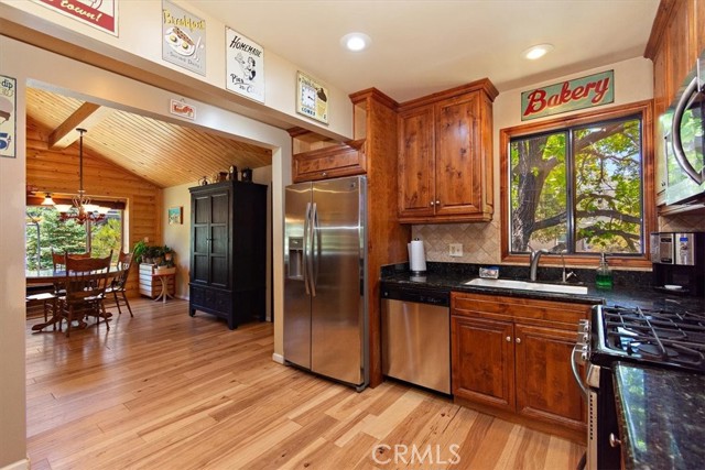 Detail Gallery Image 10 of 38 For 227 Santa Barbara Ave, Sugarloaf,  CA 92386 - 3 Beds | 2 Baths