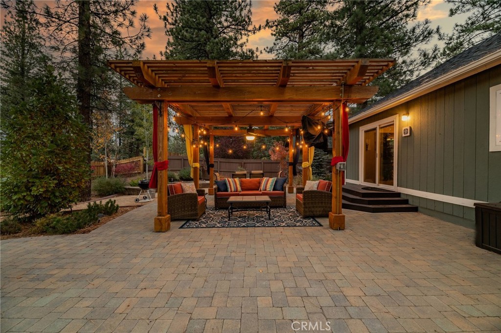 https://media.crmls.org/medias/7a96b087-6260-47eb-94d1-55363a32e406.jpg?preset=X-Large