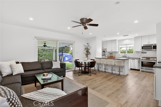 Detail Gallery Image 3 of 21 For 6565 Randi, Woodland Hills,  CA 91303 - 4 Beds | 3 Baths