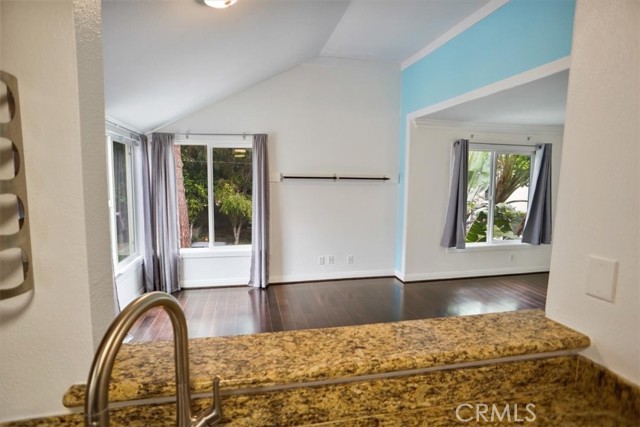 Detail Gallery Image 8 of 14 For 355 N Maple St #220,  Burbank,  CA 91505 - 0 Beds | 1 Baths