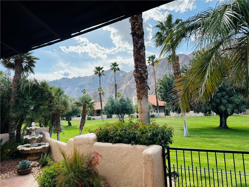 https://media.crmls.org/medias/7a990832-2f7c-48e2-a87d-b0399d308382.jpg?preset=X-Large