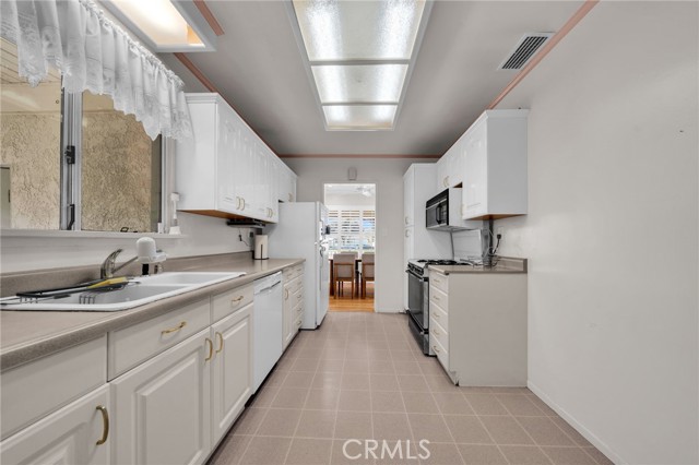 5514 Bellflower Blvd, Lakewood CA: https://media.crmls.org/medias/7a9a51b6-dfbe-472a-8dfc-9216e1baa104.jpg