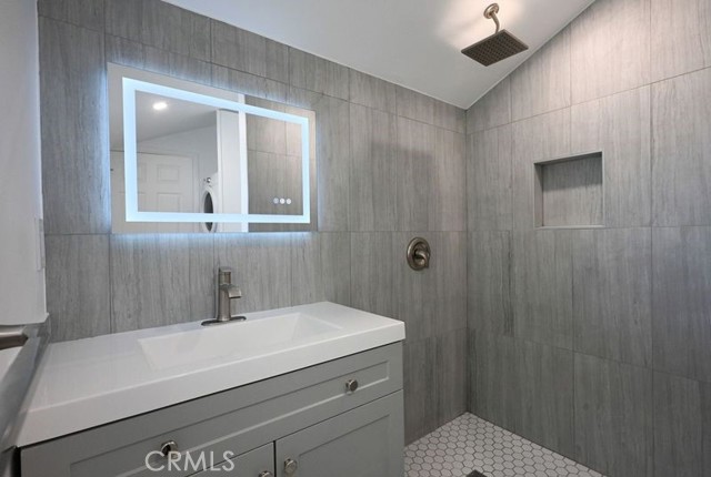 Detail Gallery Image 3 of 28 For 6437 Enfield Ave, Reseda,  CA 91335 - 3 Beds | 2 Baths