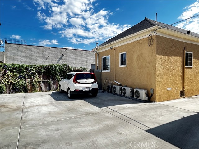 231 W 28th, Los Angeles CA: https://media.crmls.org/medias/7a9bc808-1228-422f-8195-b29e60fcb2f4.jpg