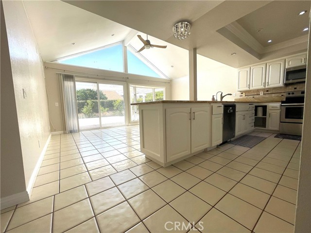 4470 Avenida Granada, Cypress CA: https://media.crmls.org/medias/7a9d9eda-94e8-410e-abf8-fd5f6d10717f.jpg
