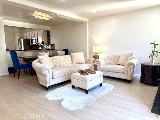 Detail Gallery Image 4 of 14 For 5720 Owensmouth #152,  Woodland Hills,  CA 91367 - 2 Beds | 1/1 Baths