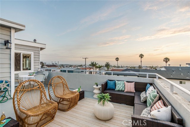 927 6th Street, Hermosa Beach CA: https://media.crmls.org/medias/7aa08dc8-128b-4346-972d-e5137ba8c7ca.jpg