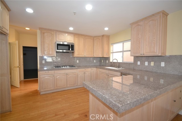 Detail Gallery Image 4 of 23 For 2203 Harriman Ln #B,  Redondo Beach,  CA 90278 - 4 Beds | 2/1 Baths