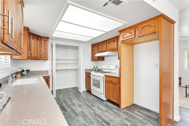 Detail Gallery Image 13 of 36 For 22331 Ramona Ave, Apple Valley,  CA 92307 - 3 Beds | 2 Baths