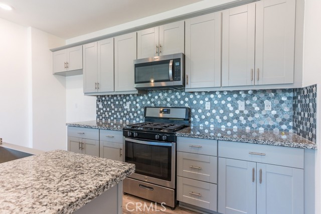 Detail Gallery Image 7 of 64 For 27638 Sawtooth Ln, Canyon Country,  CA 91387 - 3 Beds | 2/1 Baths