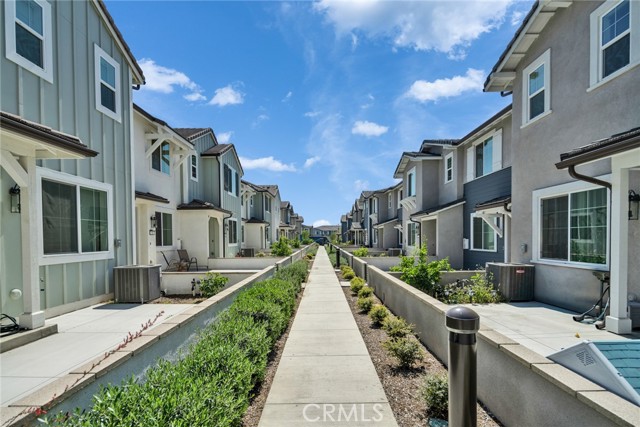Detail Gallery Image 2 of 29 For 4230 S Hibiscus Paseo #91,  Ontario,  CA 91761 - 3 Beds | 2/1 Baths