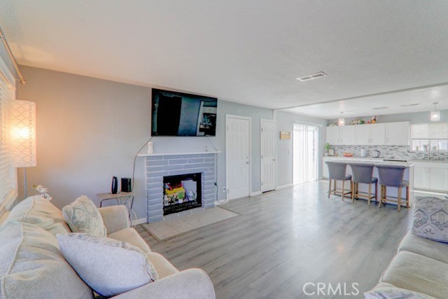 Detail Gallery Image 5 of 28 For 17152 Schollview Ave, Palmdale,  CA 93591 - 4 Beds | 2 Baths