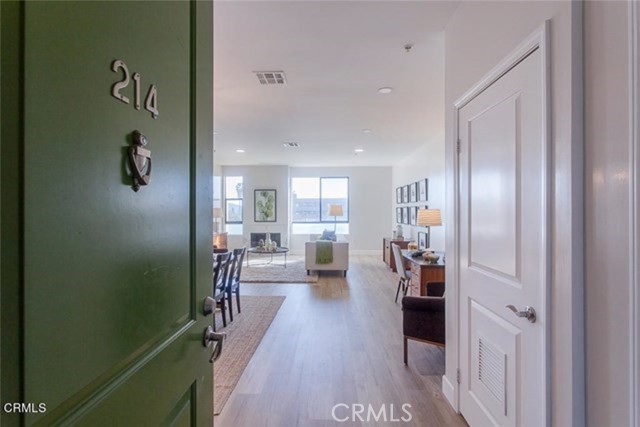 6938 Laurel Canyon Boulevard, North Hollywood CA: https://media.crmls.org/medias/7aa6d585-6eee-47cc-a108-0c4bb065fcd4.jpg